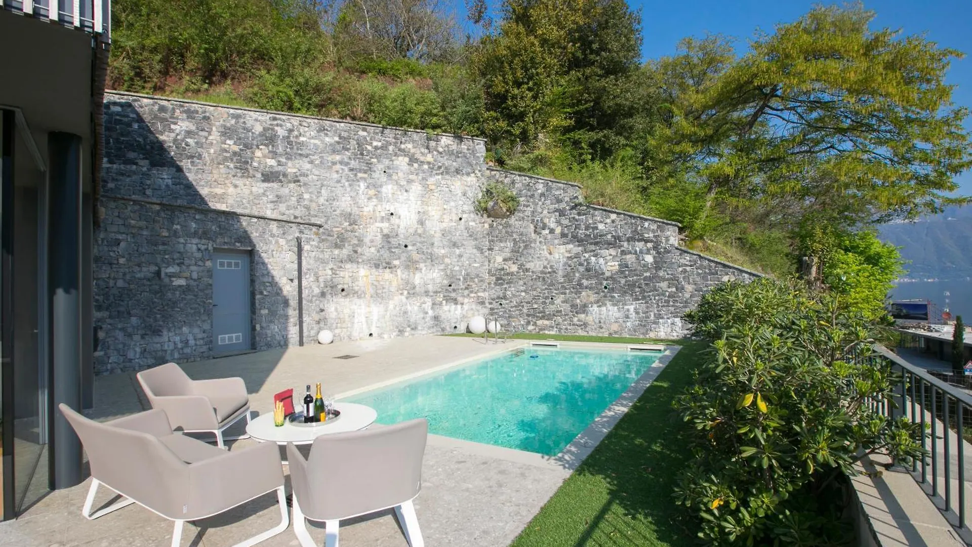 Villa Eliza ラーリオ